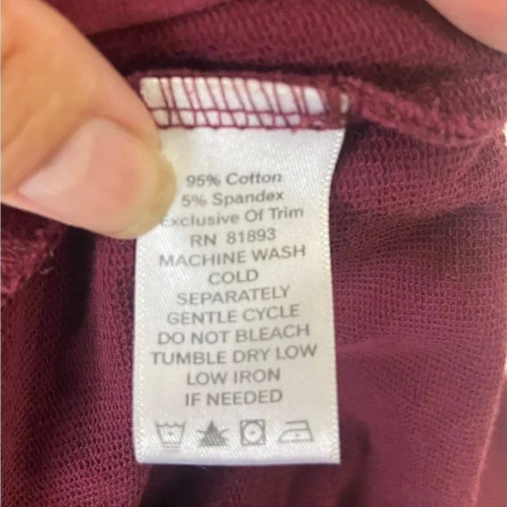 Sport Savvy women’s snap button burgundy jacket cream rivets size M